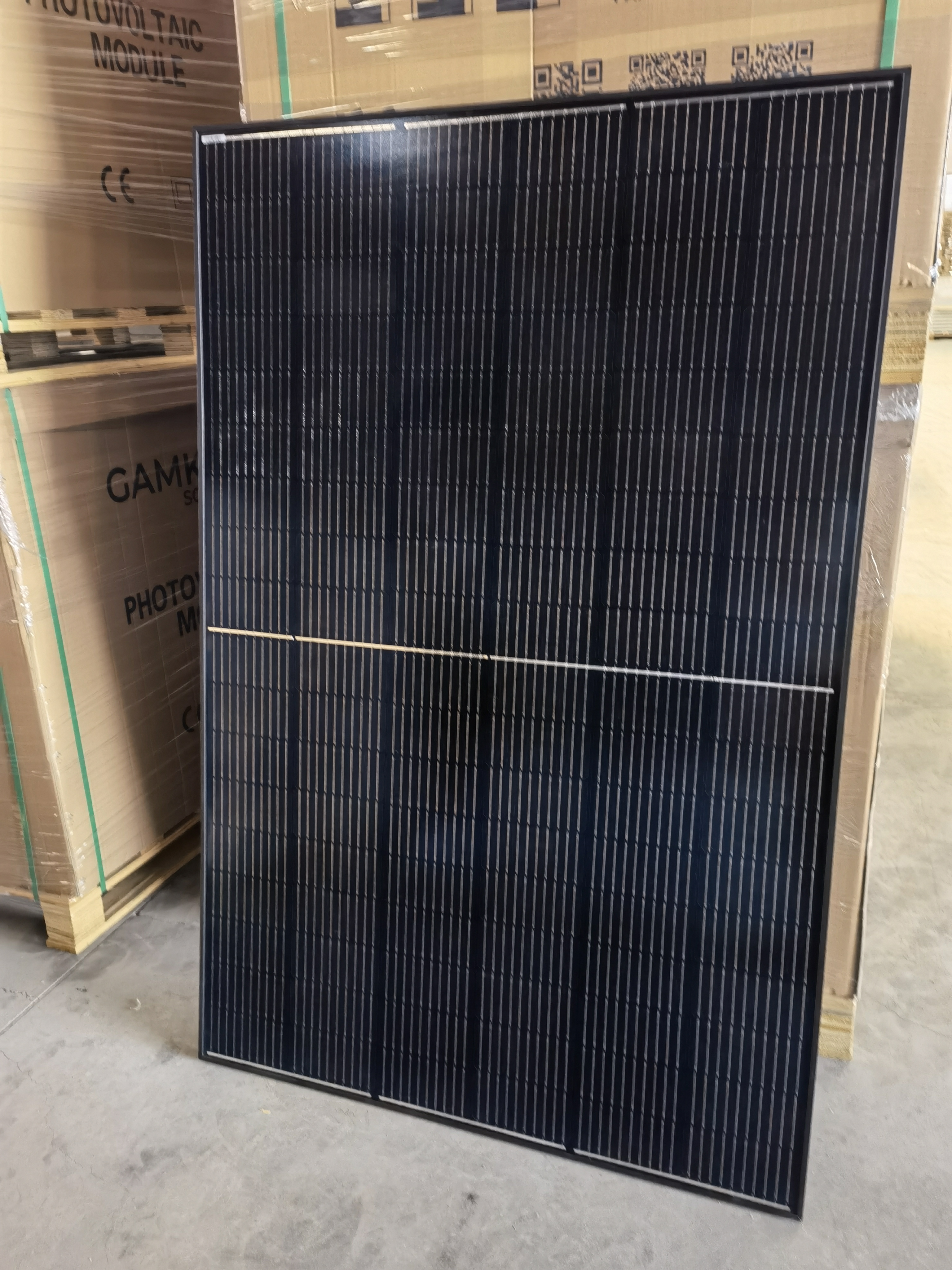 Hocheffiziente bififische, vollschwarze Solarmodule, 415-W-Solarmodul für den Heimgebrauch, bei der Installation von Solarmodulen