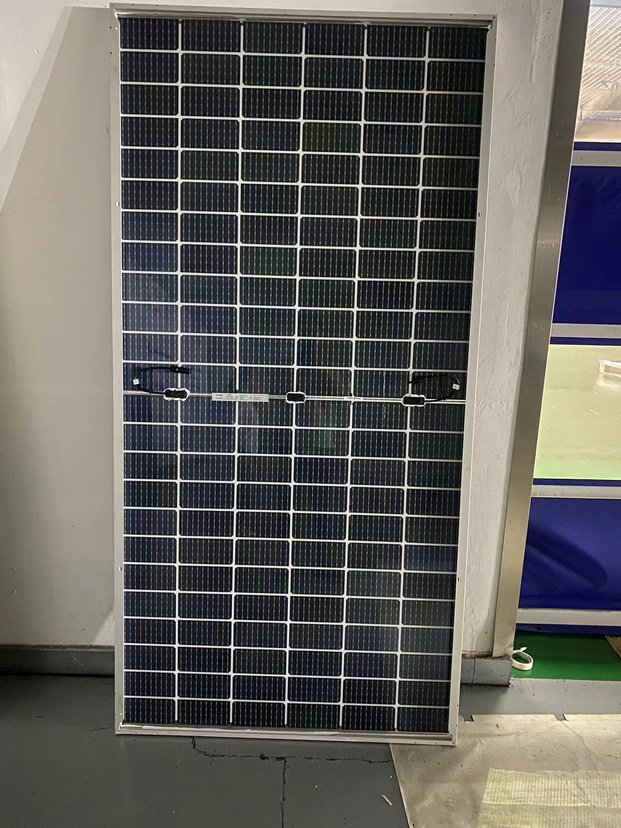 Neu eingetroffenes bifaciales 550-W-Solarmodul mit hohem Wirkungsgrad